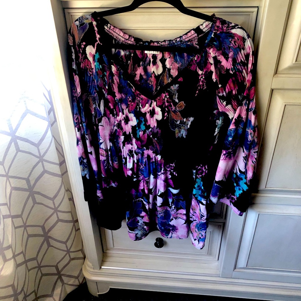 Floral top, very cute ‘fit n flare’ cut.